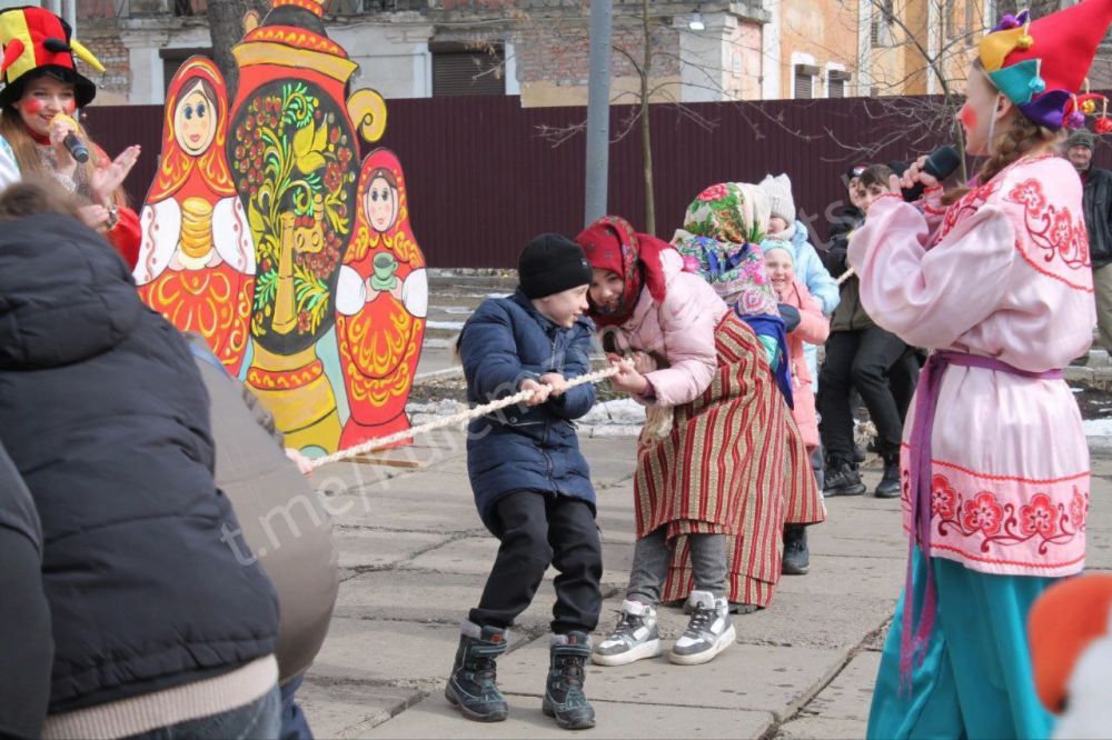 Яркие народные гуляния в Доме культуры им. С.М Яркие народные гуляния в Доме культуры им. С.М