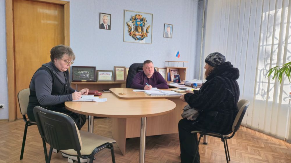 В понедельник, 3 марта, руководитель Управы Куйбышевского внутригородского района Администрации городского округа Донецк Иван Адамец провел прием граждан В понедельник, 3 марта, руководитель Управы Куйбышевского внутригородского района Администрации городского округа Донецк Иван Адамец провел прием граждан