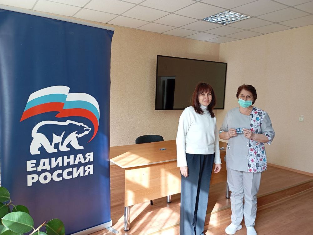 Елена Синецкая: Вручение партийных билетов партии "ЕДИНАЯ РОССИЯ" Елена Синецкая: Вручение партийных билетов партии "ЕДИНАЯ РОССИЯ"