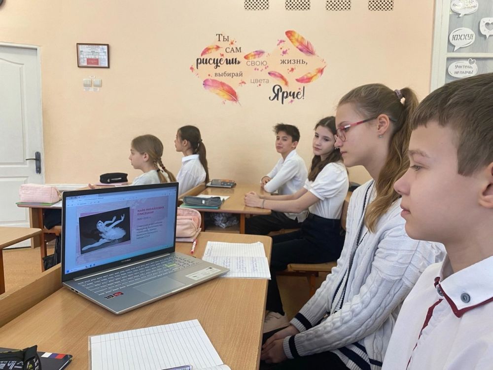 В школах Старобешевского округа прошли внеурочные занятия «Разговоры о важном» В школах Старобешевского округа прошли внеурочные занятия «Разговоры о важном»