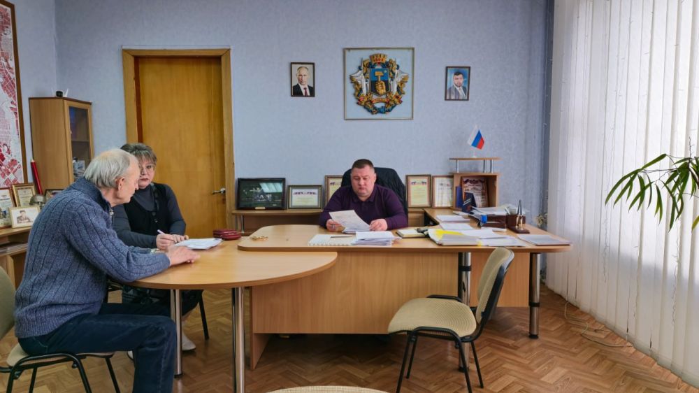 В понедельник, 3 марта, руководитель Управы Куйбышевского внутригородского района Администрации городского округа Донецк Иван Адамец провел прием граждан В понедельник, 3 марта, руководитель Управы Куйбышевского внутригородского района Администрации городского округа Донецк Иван Адамец провел прием граждан