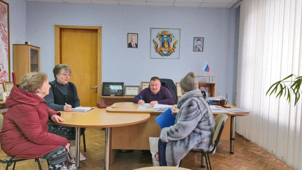 В понедельник, 3 марта, руководитель Управы Куйбышевского внутригородского района Администрации городского округа Донецк Иван Адамец провел прием граждан В понедельник, 3 марта, руководитель Управы Куйбышевского внутригородского района Администрации городского округа Донецк Иван Адамец провел прием граждан