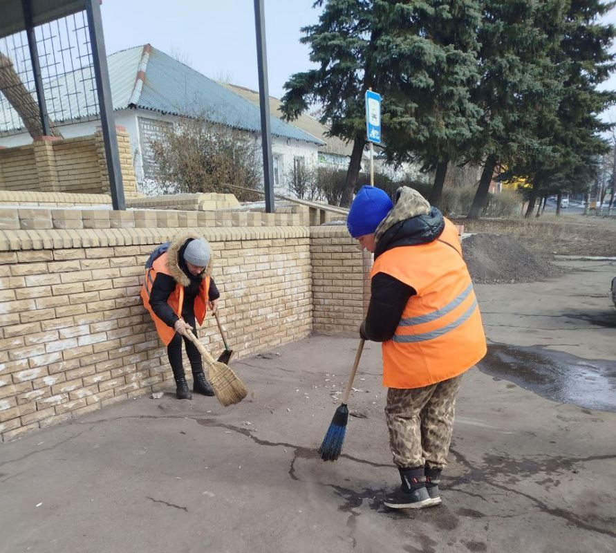 Коммунальщики Снежного благоустраивают территории общего пользования Коммунальщики Снежного благоустраивают территории общего пользования