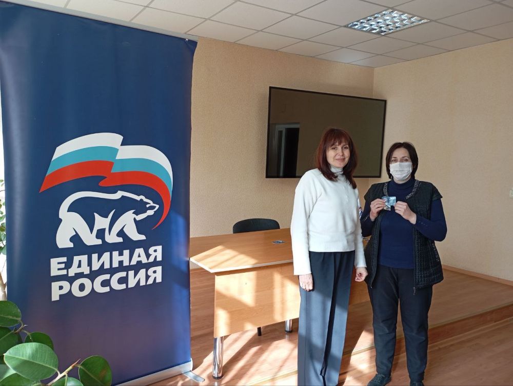 Елена Синецкая: Вручение партийных билетов партии "ЕДИНАЯ РОССИЯ" Елена Синецкая: Вручение партийных билетов партии "ЕДИНАЯ РОССИЯ"