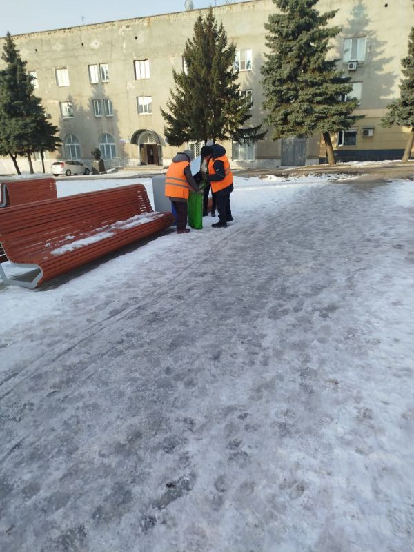 Коммунальщики Снежного благоустраивают территории общего пользования Коммунальщики Снежного благоустраивают территории общего пользования
