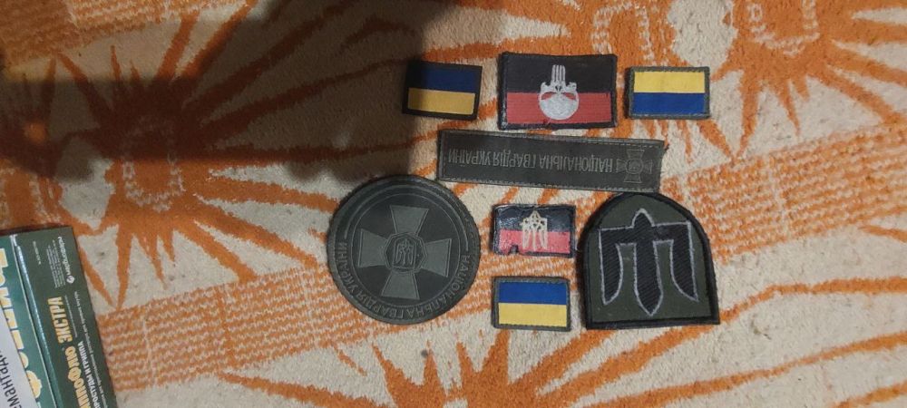 Чингис Дамбиев: Южно-Донецкое направление. Трофеи и шевроны уничтоженных боевиков киевского режима Чингис Дамбиев: Южно-Донецкое направление. Трофеи и шевроны уничтоженных боевиков киевского режима