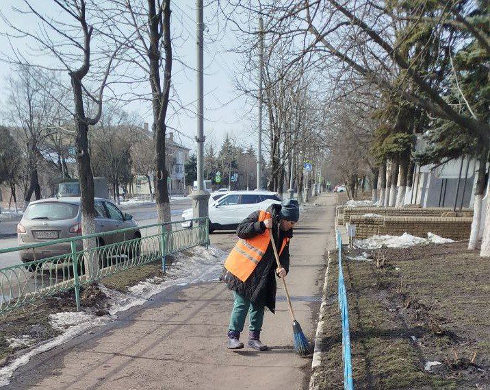 Коммунальщики Снежного благоустраивают территории общего пользования Коммунальщики Снежного благоустраивают территории общего пользования