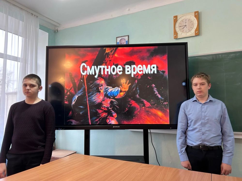 В школе Ждановки прошел информационный урок о Минине и Пожарском В школе Ждановки прошел информационный урок о Минине и Пожарском