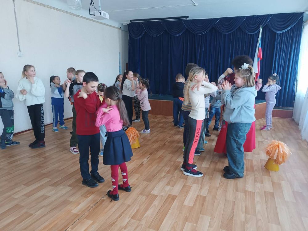 Вчера, 3 марта в рамках мероприятий социального партнёрства, аниматоры Городского дворца культуры г. Зугрэсса провели для обучающихся начальных классов развлекательное мероприятие "Фольклорные забавы", посвящённые встрече... Вчера, 3 марта в рамках мероприятий социального партнёрства, аниматоры Городского дворца культуры г. Зугрэсса провели для обучающихся начальных классов развлекательное мероприятие "Фольклорные забавы", посвящённые встрече...