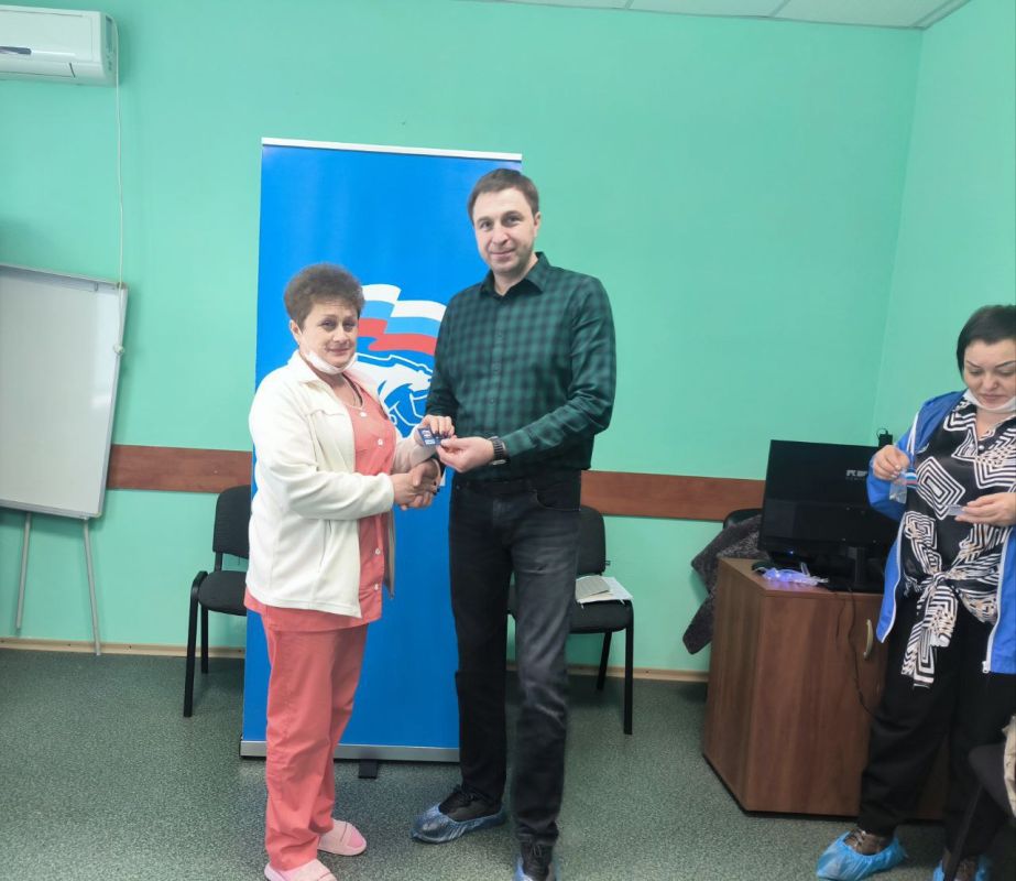Вручение партийных билетов Вручение партийных билетов