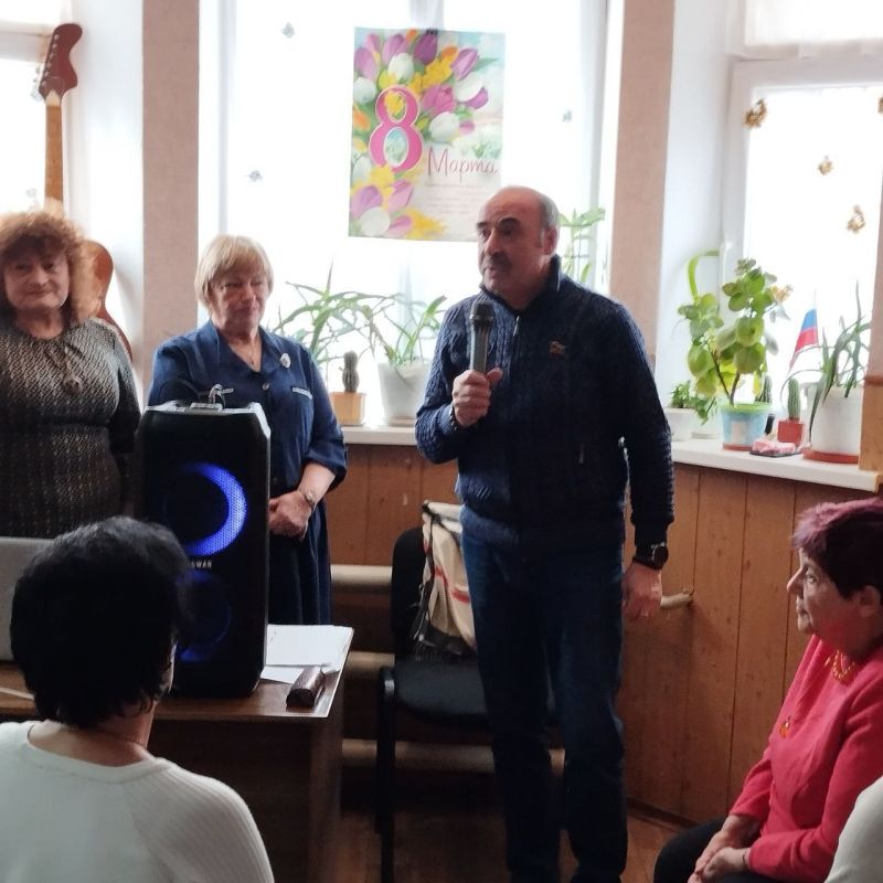 Александр Подгорный: Сегодня, в преддверии Международного женского дня - 8 марта совместно с мужской половиной депутатского корпуса Макеевского городского совета поздравили активисток Совета женщин города Макеевки Александр Подгорный: Сегодня, в преддверии Международного женского дня - 8 марта совместно с мужской половиной депутатского корпуса Макеевского городского совета поздравили активисток Совета женщин города Макеевки