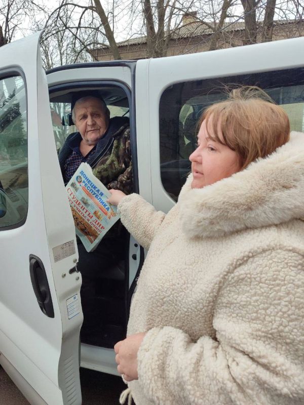 Информацию в массы. Сегодня, 4 марта, в городском округе Иловайск состоялась выдача газет "Донецкая Республика" жителям города, для того, чтобы люди могли оперативно ознакомится с местными и региональными новостями не только... Информацию в массы. Сегодня, 4 марта, в городском округе Иловайск состоялась выдача газет "Донецкая Республика" жителям города, для того, чтобы люди могли оперативно ознакомится с местными и региональными новостями не только...