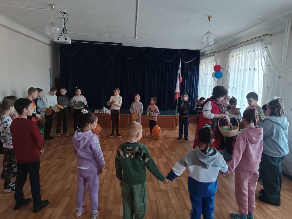 Вчера, 3 марта в рамках мероприятий социального партнёрства, аниматоры Городского дворца культуры г. Зугрэсса провели для обучающихся начальных классов развлекательное мероприятие "Фольклорные забавы", посвящённые встрече... Вчера, 3 марта в рамках мероприятий социального партнёрства, аниматоры Городского дворца культуры г. Зугрэсса провели для обучающихся начальных классов развлекательное мероприятие "Фольклорные забавы", посвящённые встрече...