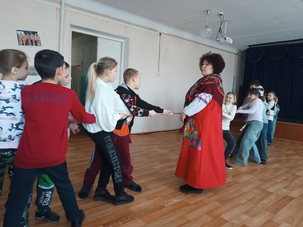 Вчера, 3 марта в рамках мероприятий социального партнёрства, аниматоры Городского дворца культуры г. Зугрэсса провели для обучающихся начальных классов развлекательное мероприятие "Фольклорные забавы", посвящённые встрече... Вчера, 3 марта в рамках мероприятий социального партнёрства, аниматоры Городского дворца культуры г. Зугрэсса провели для обучающихся начальных классов развлекательное мероприятие "Фольклорные забавы", посвящённые встрече...