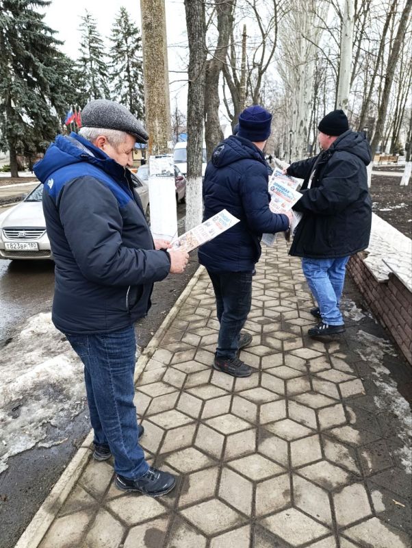 Партийцы провели пикеты по раздаче газеты «Донецкая Республика» Партийцы провели пикеты по раздаче газеты «Донецкая Республика»