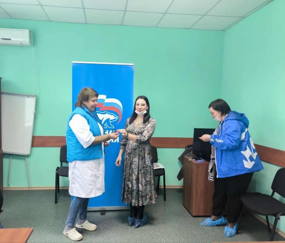 Вручение партийных билетов Вручение партийных билетов