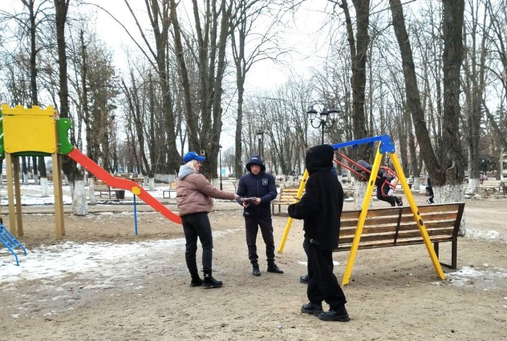 Партийцы провели пикеты по раздаче газеты «Донецкая Республика» Партийцы провели пикеты по раздаче газеты «Донецкая Республика»