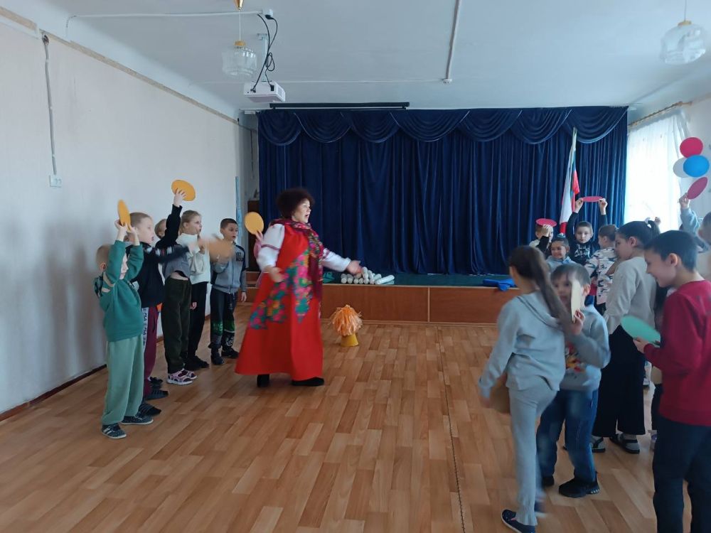 Вчера, 3 марта в рамках мероприятий социального партнёрства, аниматоры Городского дворца культуры г. Зугрэсса провели для обучающихся начальных классов развлекательное мероприятие "Фольклорные забавы", посвящённые встрече... Вчера, 3 марта в рамках мероприятий социального партнёрства, аниматоры Городского дворца культуры г. Зугрэсса провели для обучающихся начальных классов развлекательное мероприятие "Фольклорные забавы", посвящённые встрече...