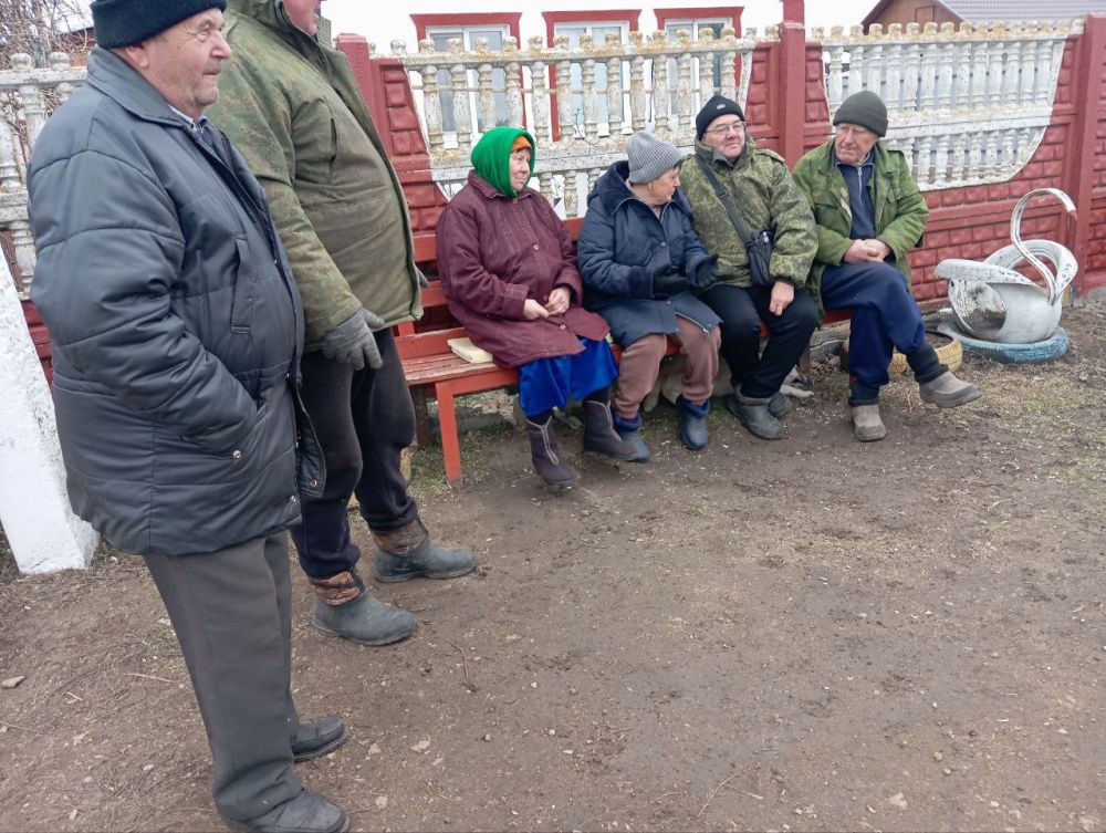 Сегодня начальник Коньковского территориального отдела провела выездную встречу с жителями села Калинино Сегодня начальник Коньковского территориального отдела провела выездную встречу с жителями села Калинино