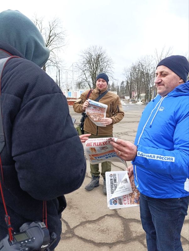 Партийцы провели пикеты по раздаче газеты «Донецкая Республика» Партийцы провели пикеты по раздаче газеты «Донецкая Республика»
