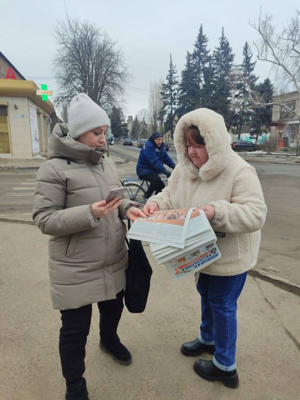 Информацию в массы. Сегодня, 4 марта, в городском округе Иловайск состоялась выдача газет "Донецкая Республика" жителям города, для того, чтобы люди могли оперативно ознакомится с местными и региональными новостями не только... Информацию в массы. Сегодня, 4 марта, в городском округе Иловайск состоялась выдача газет "Донецкая Республика" жителям города, для того, чтобы люди могли оперативно ознакомится с местными и региональными новостями не только...