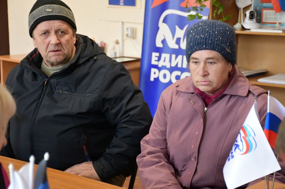 Сергей Желновач: Сегодня, в общественной приемной Всероссийской политической партии «Единая Россия» заместитель главы администрации городского округа Дебальцево Виталий Тур провел прием граждан Сергей Желновач: Сегодня, в общественной приемной Всероссийской политической партии «Единая Россия» заместитель главы администрации городского округа Дебальцево Виталий Тур провел прием граждан
