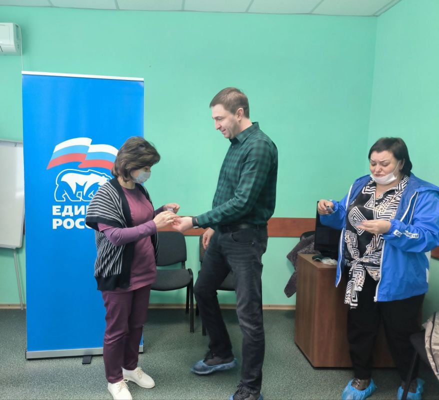 Вручение партийных билетов Вручение партийных билетов