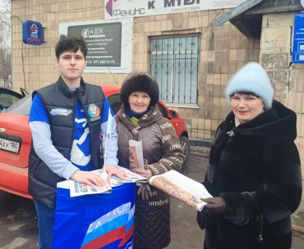 Раздача газеты «Донецкая Республика» Раздача газеты «Донецкая Республика»