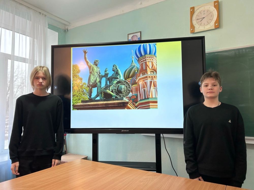 В школе Ждановки прошел информационный урок о Минине и Пожарском В школе Ждановки прошел информационный урок о Минине и Пожарском