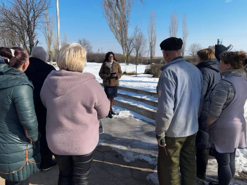 Встречи с населением. 4 марта начальник Юнокоммунаровского территориального отдела управления по обеспечению деятельности территорий администрации городского округа Енакиево Елена Коваленко провела встречи с жителями пгт... Встречи с населением. 4 марта начальник Юнокоммунаровского территориального отдела управления по обеспечению деятельности территорий администрации городского округа Енакиево Елена Коваленко провела встречи с жителями пгт...