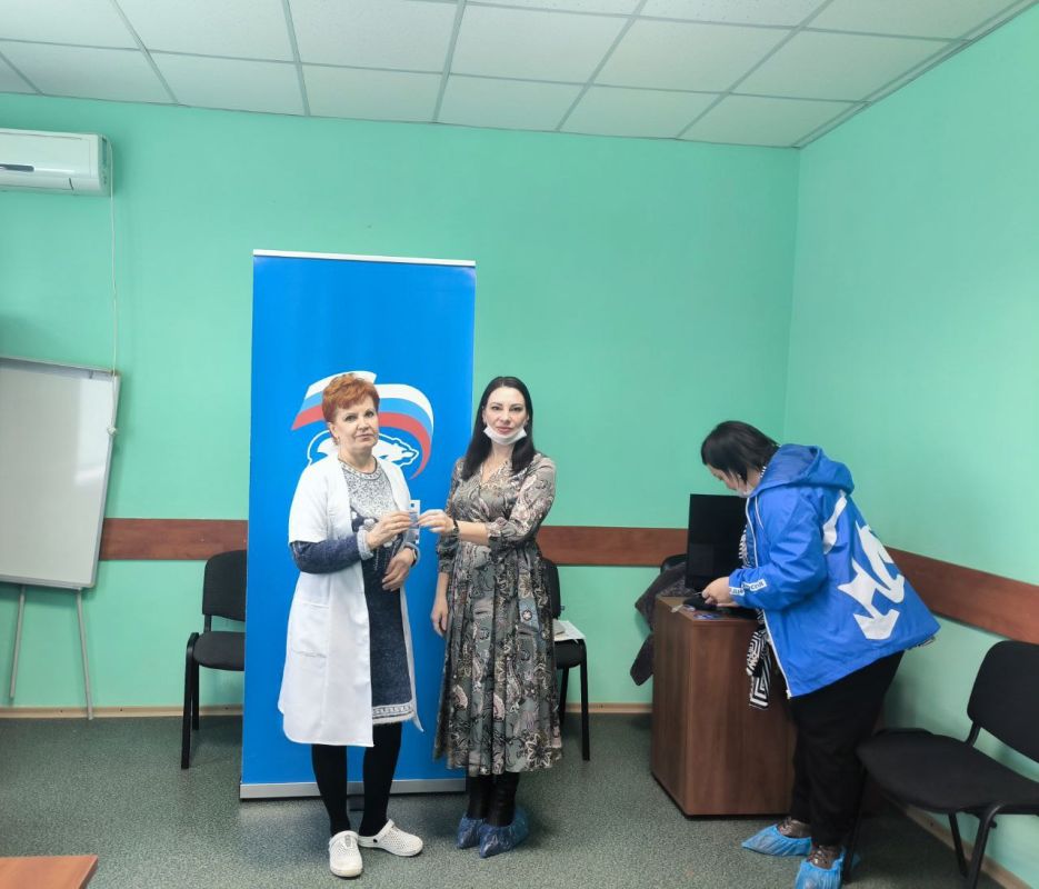 Вручение партийных билетов Вручение партийных билетов
