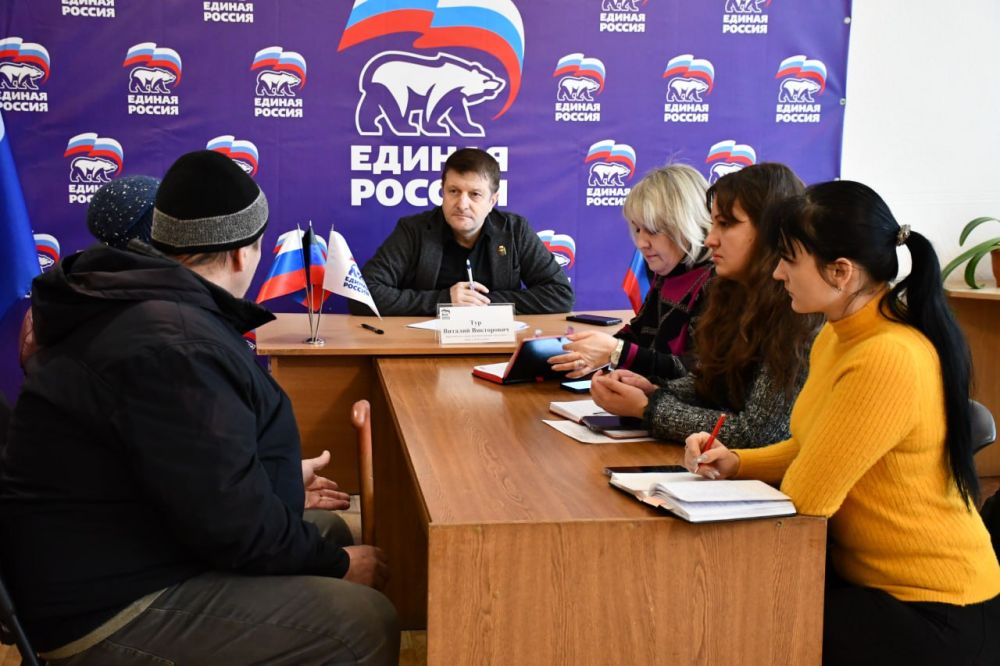 Сергей Желновач: Сегодня, в общественной приемной Всероссийской политической партии «Единая Россия» заместитель главы администрации городского округа Дебальцево Виталий Тур провел прием граждан Сергей Желновач: Сегодня, в общественной приемной Всероссийской политической партии «Единая Россия» заместитель главы администрации городского округа Дебальцево Виталий Тур провел прием граждан