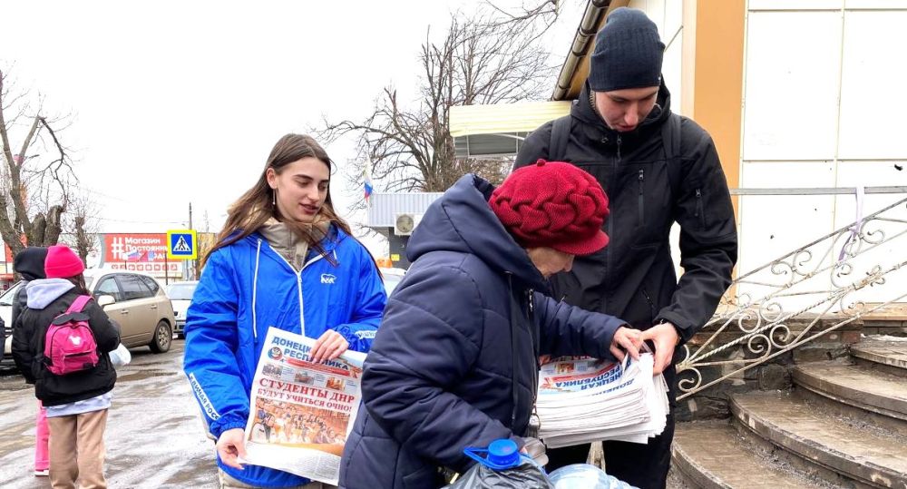 Партийцы провели пикеты по раздаче газеты «Донецкая Республика» Партийцы провели пикеты по раздаче газеты «Донецкая Республика»