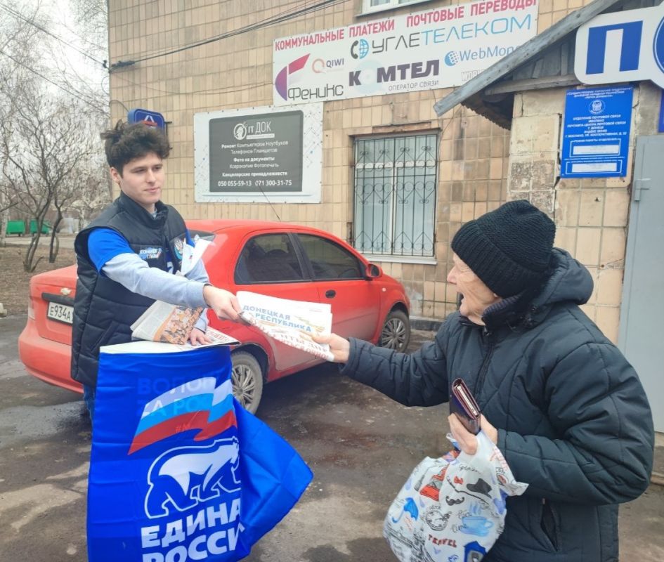Раздача газеты «Донецкая Республика» Раздача газеты «Донецкая Республика»