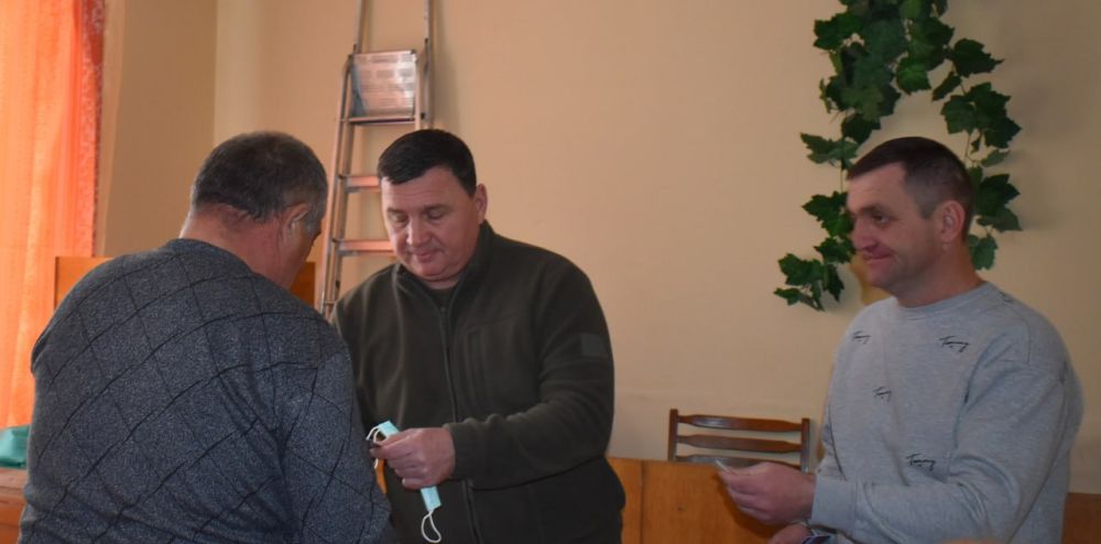 Секретарь Амвросиевского местного отделения Всероссийской политической Партии «Единая Россия» Игорь Лызов вручил партийные билеты членов Всероссийской политической Партии «Единая Россия» сотрудникам Амвросиевского лесхоза Секретарь Амвросиевского местного отделения Всероссийской политической Партии «Единая Россия» Игорь Лызов вручил партийные билеты членов Всероссийской политической Партии «Единая Россия» сотрудникам Амвросиевского лесхоза