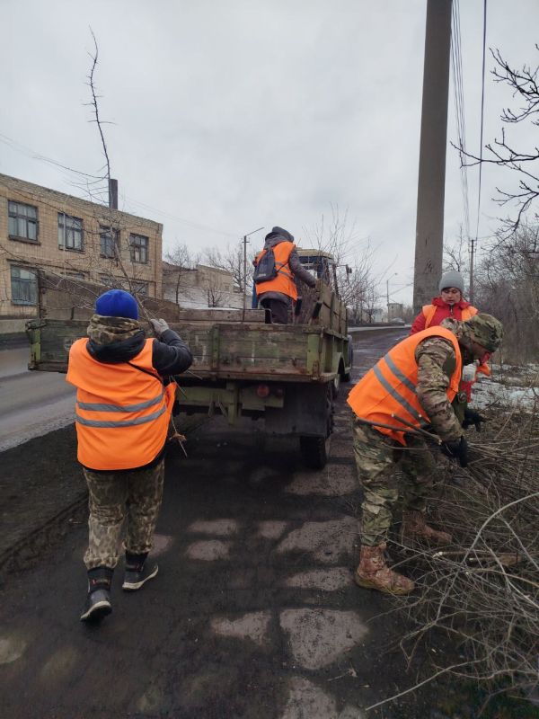 Коммунальщики Снежного благоустраивают территории общего пользования Коммунальщики Снежного благоустраивают территории общего пользования