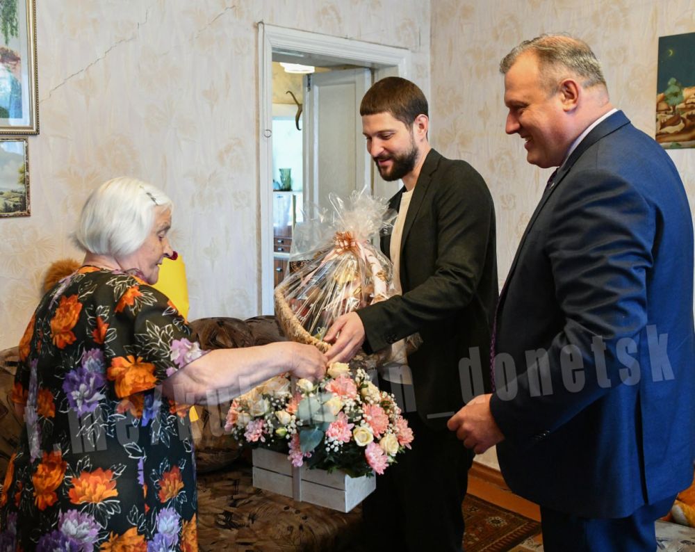 Алексей Кулемзин: Женщин героической судьбы, вся жизнь которых служит примером мужества, бескорыстного служения окружающим людям и Родине, вместе с сенатором Александром Волошиным поздравил с наступающим Международным... Алексей Кулемзин: Женщин героической судьбы, вся жизнь которых служит примером мужества, бескорыстного служения окружающим людям и Родине, вместе с сенатором Александром Волошиным поздравил с наступающим Международным...