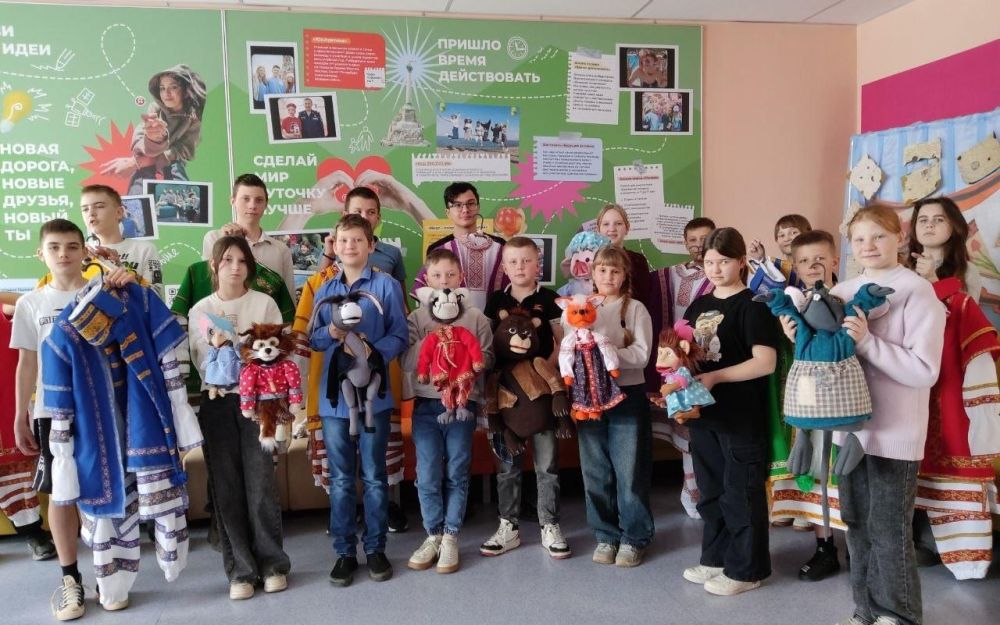 Коллектив волновахской школы № 4 получил посылку с куклами и костюмами от ямальцев Коллектив волновахской школы № 4 получил посылку с куклами и костюмами от ямальцев