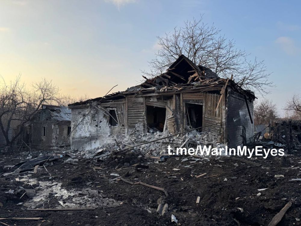 Последствия обстрела Енакиево, поселок Карло-Марксово Последствия обстрела Енакиево, поселок Карло-Марксово