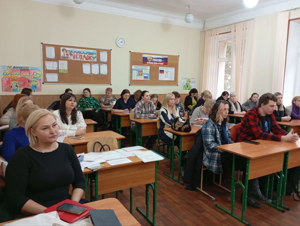 Елена Синецкая: Сегодня, 5 марта, в ГБОУ «Школа № 20 г.о. Донецк» прошло очередное собрание членов первичного отделения Всероссийской политической партии «Единая Россия» №212 Елена Синецкая: Сегодня, 5 марта, в ГБОУ «Школа № 20 г.о. Донецк» прошло очередное собрание членов первичного отделения Всероссийской политической партии «Единая Россия» №212