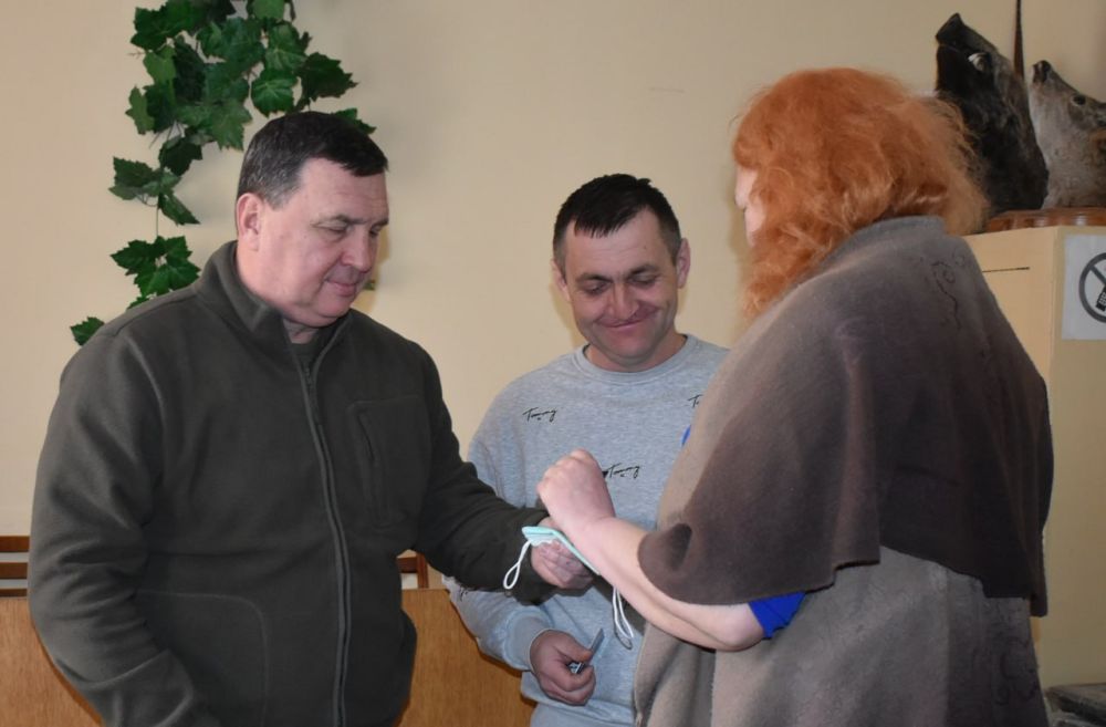 Секретарь Амвросиевского местного отделения Всероссийской политической Партии «Единая Россия» Игорь Лызов вручил партийные билеты членов Всероссийской политической Партии «Единая Россия» сотрудникам Амвросиевского лесхоза Секретарь Амвросиевского местного отделения Всероссийской политической Партии «Единая Россия» Игорь Лызов вручил партийные билеты членов Всероссийской политической Партии «Единая Россия» сотрудникам Амвросиевского лесхоза