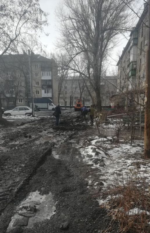Александр Шатов: 05.03.2025 в рамках проведения двухмесячника по благоустройству Филиалом «ШПУВКХ» ГУП ДНР «Вода Донбасса» совместно с МУП «Коммунальник» администрации города Шахтерска начаты работы по распланировке грунта ... Александр Шатов: 05.03.2025 в рамках проведения двухмесячника по благоустройству Филиалом «ШПУВКХ» ГУП ДНР «Вода Донбасса» совместно с МУП «Коммунальник» администрации города Шахтерска начаты работы по распланировке грунта ...