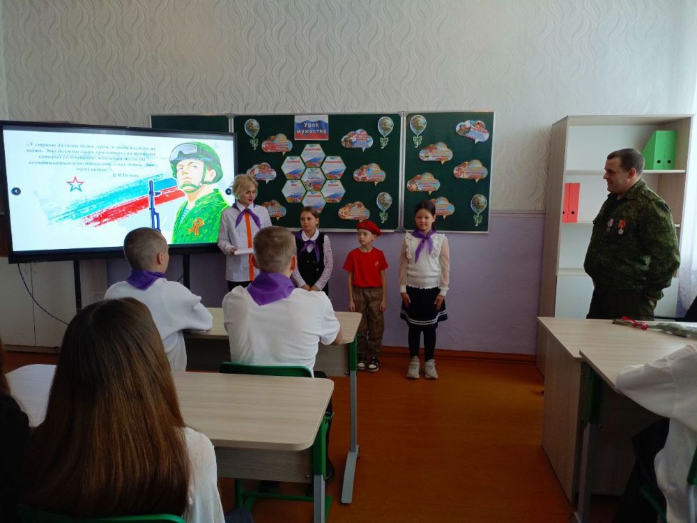 В Шахтерске прошел урок мужества «Героями не рождаются — героями становятся!» В Шахтерске прошел урок мужества «Героями не рождаются — героями становятся!»
