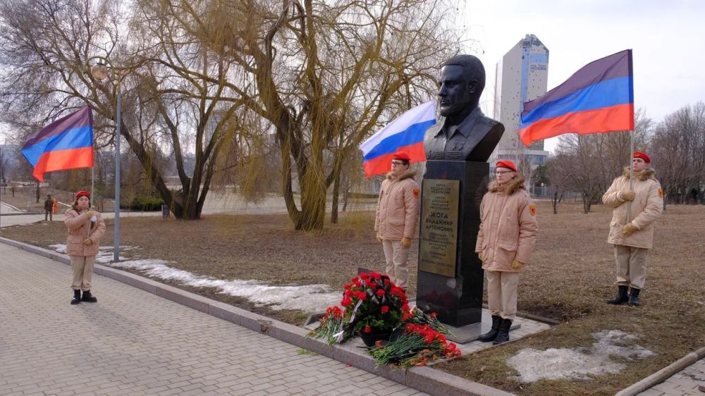 Парламентарии Народного Совета ДНР почтили память Героя Российской Федерации и Донецкой Народной Республики Владимира Жога Парламентарии Народного Совета ДНР почтили память Героя Российской Федерации и Донецкой Народной Республики Владимира Жога