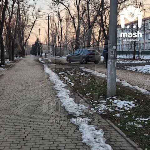 Наглые автомобилисты рассекают по аллее в Мариуполе, чтобы сократить себе путь. Наглые автомобилисты рассекают по аллее в Мариуполе, чтобы сократить себе путь.
