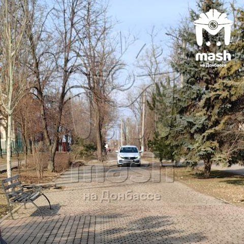 Наглые автомобилисты рассекают по аллее в Мариуполе, чтобы сократить себе путь. Наглые автомобилисты рассекают по аллее в Мариуполе, чтобы сократить себе путь.