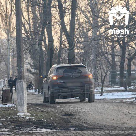 Наглые автомобилисты рассекают по аллее в Мариуполе, чтобы сократить себе путь. Наглые автомобилисты рассекают по аллее в Мариуполе, чтобы сократить себе путь.