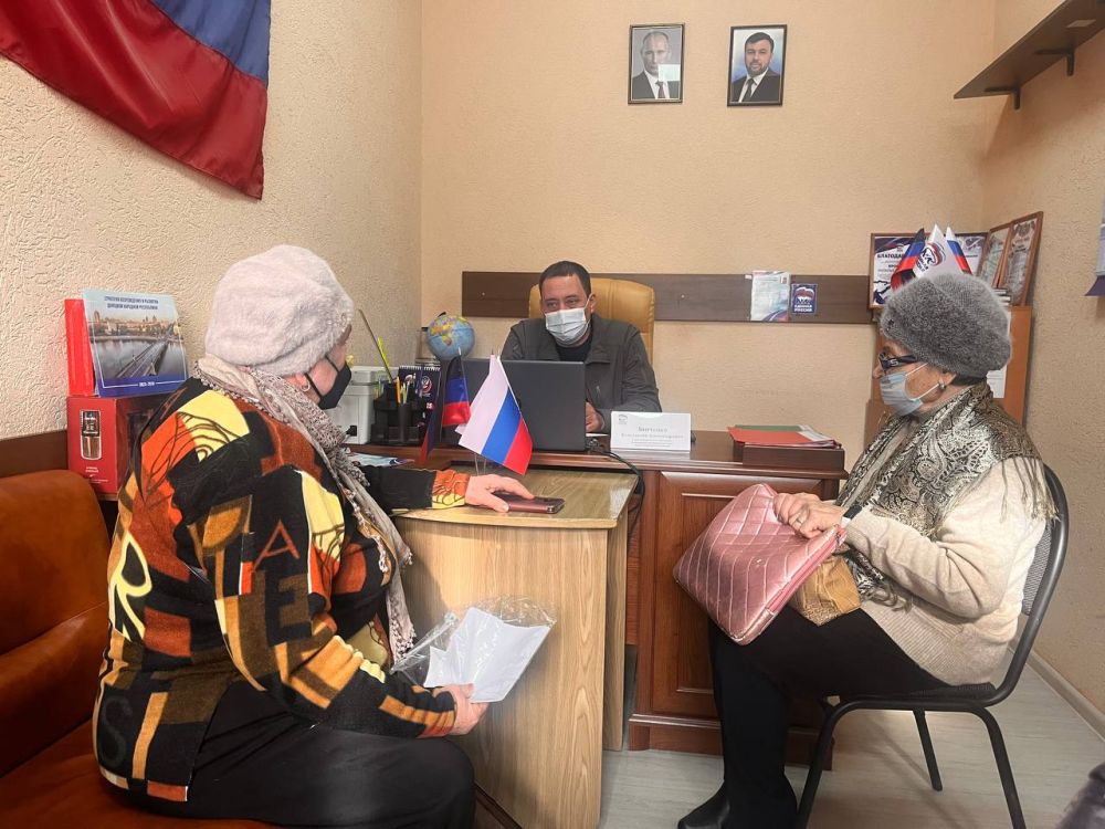 Константин Зинченко: С заботой о каждом. Провел прием граждан в Волновахском отделении общественной приемной Единой России, где вместе с представителями профильных управлений и отделов администрации решали важные вопросы... Константин Зинченко: С заботой о каждом. Провел прием граждан в Волновахском отделении общественной приемной Единой России, где вместе с представителями профильных управлений и отделов администрации решали важные вопросы...