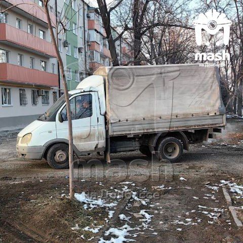 Наглые автомобилисты рассекают по аллее в Мариуполе, чтобы сократить себе путь. Наглые автомобилисты рассекают по аллее в Мариуполе, чтобы сократить себе путь.