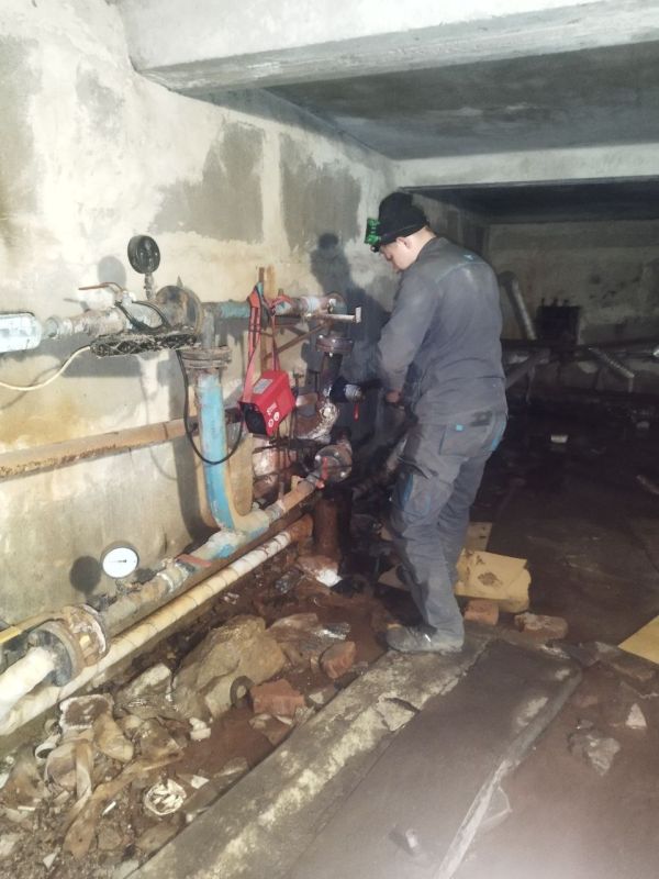 В Ленинском районе работники жилищных организаций проводят ремонтно-восстановительные работы в многоквартирных домах по ул. Речная и ул. Куприна В Ленинском районе работники жилищных организаций проводят ремонтно-восстановительные работы в многоквартирных домах по ул. Речная и ул. Куприна